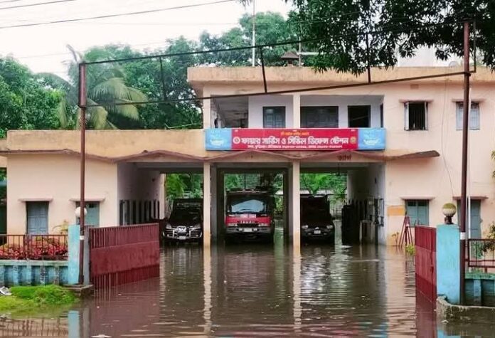 ধরলা অববাহিকায় রাতভর বৃষ্টি: কুড়িগ্রাম শহরে জলাবদ্ধতায় জনদুর্ভোগ চরমে: