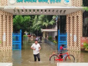 ধরলা অববাহিকায় রাতভর বৃষ্টি: কুড়িগ্রাম শহরে জলাবদ্ধতায় জনদুর্ভোগ চরমে: